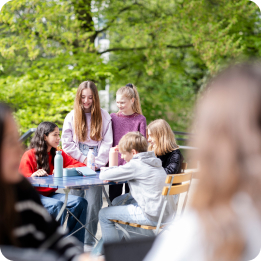 0764 Schuelerinnen auf Terasse KL 6 Digitalisierung SST Apr24 foto eberle 1