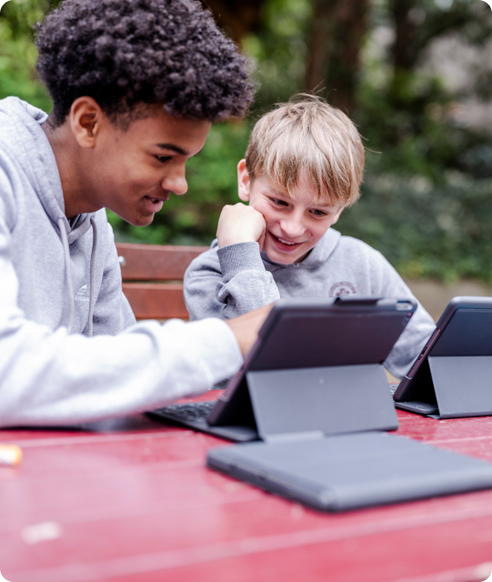 1033 Schueler im Hof KL 12 Digitalisierung SST Apr24 foto eberle 1