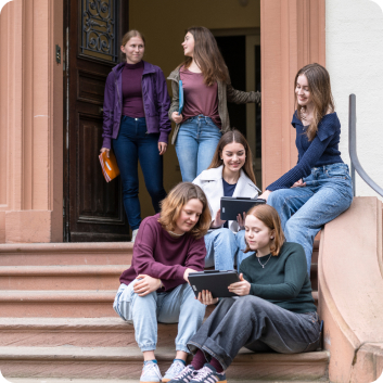 1109 Schueler auf Stufen vor Altbau Digitalisierung SST Apr24 foto eberle 1